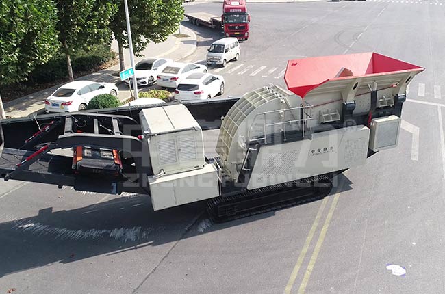 大型移動(dòng)錘式制砂機(jī)