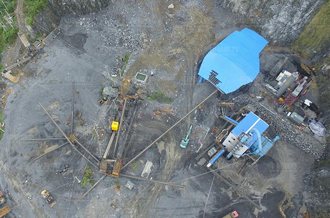 湖南鳳凰陡巖破時(shí)產(chǎn)400噸采石場(chǎng)