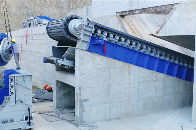 為破碎機(jī)送料的板式輸送給料機(jī).jpg 為破碎機(jī)送料的板式輸送給料機(jī).jpg