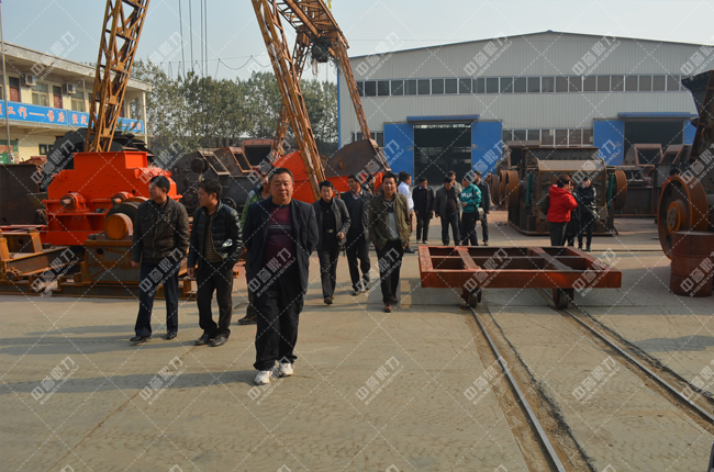 安徽客戶團正在新鄉(xiāng)鼎力廠區(qū)參觀設備