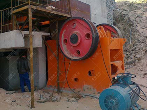 69式鄂式破石機