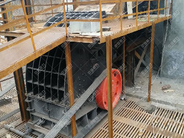 大型錘式破碎機(jī)